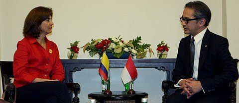Canciller Mar&iacute;a &Aacute;ngela Holgu&iacute;n se reuni&oacute; con su colega de Indonesia, Marty Natalegawa