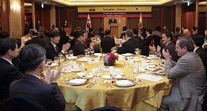 Canciller del Ecuador se re&uacute;ne con el sector empresarial surcoreano