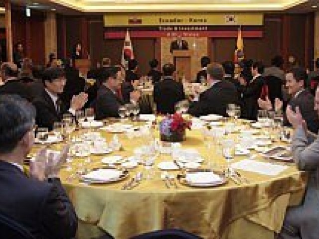Canciller del Ecuador se re&uacute;ne con el sector empresarial surcoreano