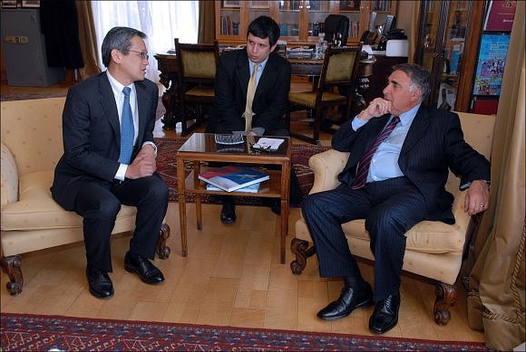 Canciller Riveros recibe a Embajador de Singapur en Chile