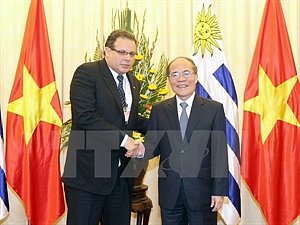 Vietnam, Uruguay top legislators hold talks