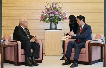 Visita de cortes&iacute;a al Primer Ministro Abe por el Sr. Cabrisas, Vicepresidente del Consejo de Ministros de la Rep&uacute;blica de Cuba