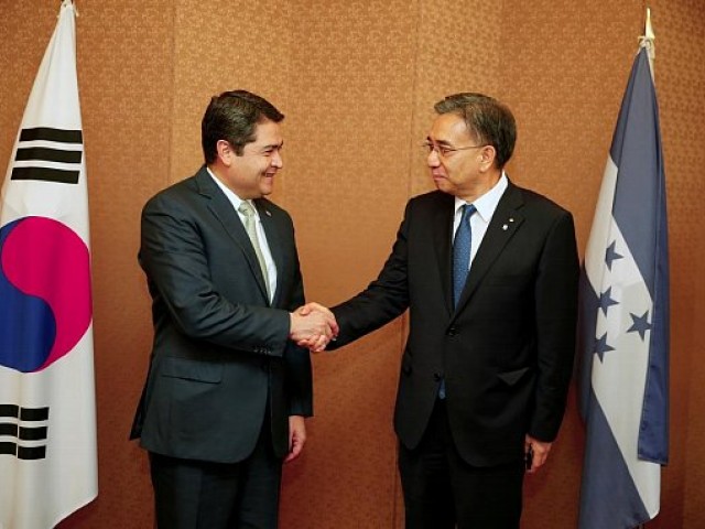 Mandatario de Honduras se re&uacute;ne con el presidente de la empresa Daewoo en Seoul, Korea