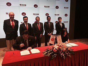 Gobierno de Chile firma convenio con Alibaba, l&iacute;der del comercio electr&oacute;nico chino
