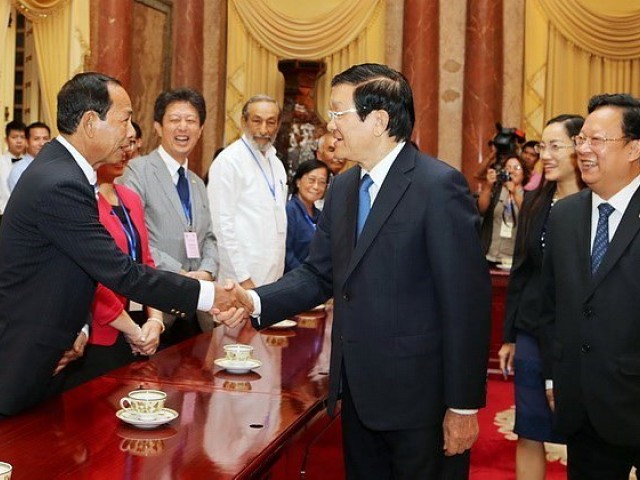 President receives delegates to conference for solidarity with Cuba