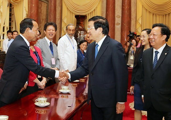 President receives delegates to conference for solidarity with Cuba