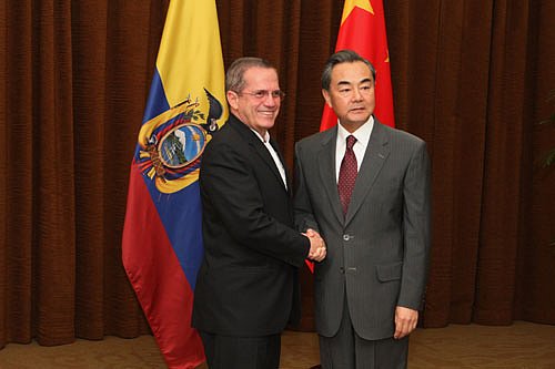 Wang Yi Sostiene Conversaciones con Ministro de Relaciones Exteriores de Ecuador Ricardo Pati&ntilde;o