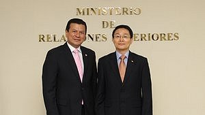 Canciller Mart&iacute;nez se re&uacute;ne con empresarios coreanos que se encuentran de visita en el pa&iacute;s
