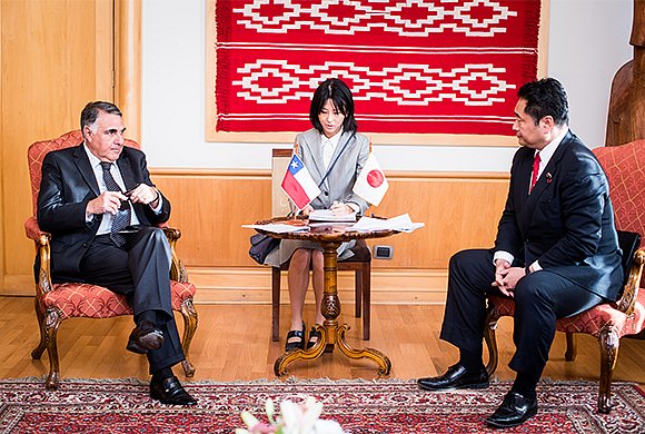 Canciller Riveros recibe a senadores japoneses
