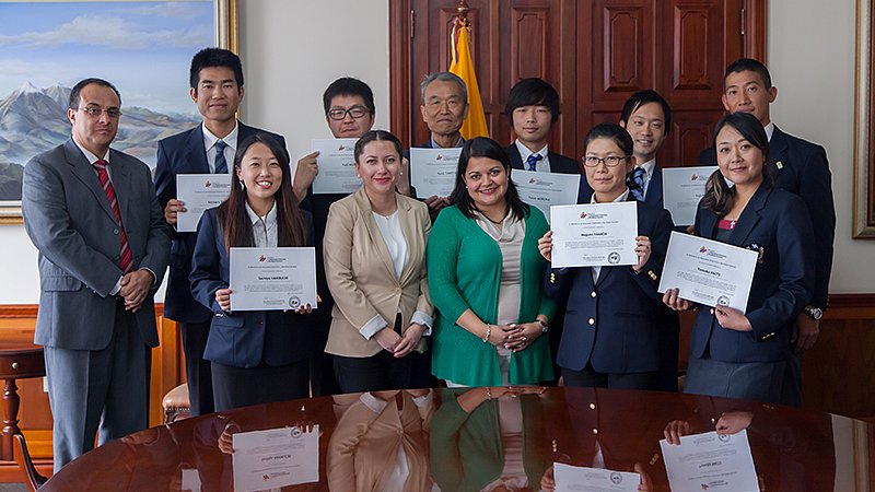 Profesionales japoneses realizan actividades de voluntariado en Ecuador