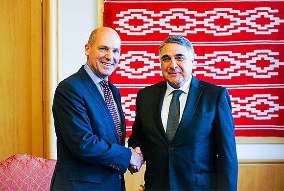 Ministro (s) Riveros recibe al Presidente del Senado de Australia