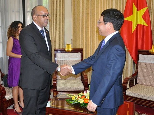 Viceprimer ministro de Vietnam recibe a saliente embajador cubano