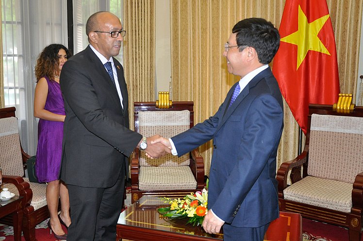 Viceprimer ministro de Vietnam recibe a saliente embajador cubano
