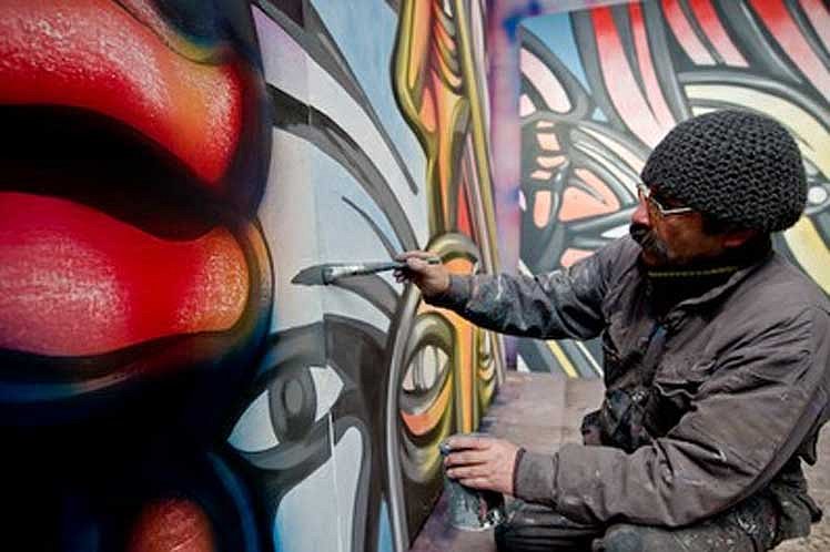 Muralista chileno Alejandro 'Mono' Gonz&aacute;lez inaugura obra Vietnam