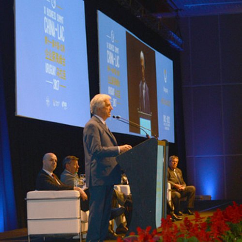 Tabar&eacute; V&aacute;zquez: China aspira a concretar una zona de libre comercio con Am&eacute;rica Latina y el Caribe