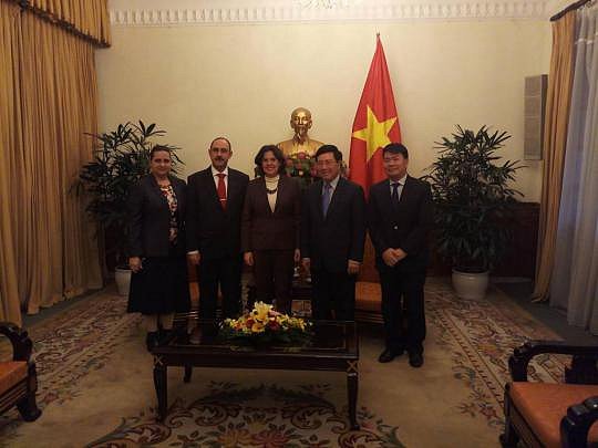 Canciller de Vietnam recibe a Embajadora de Cuba