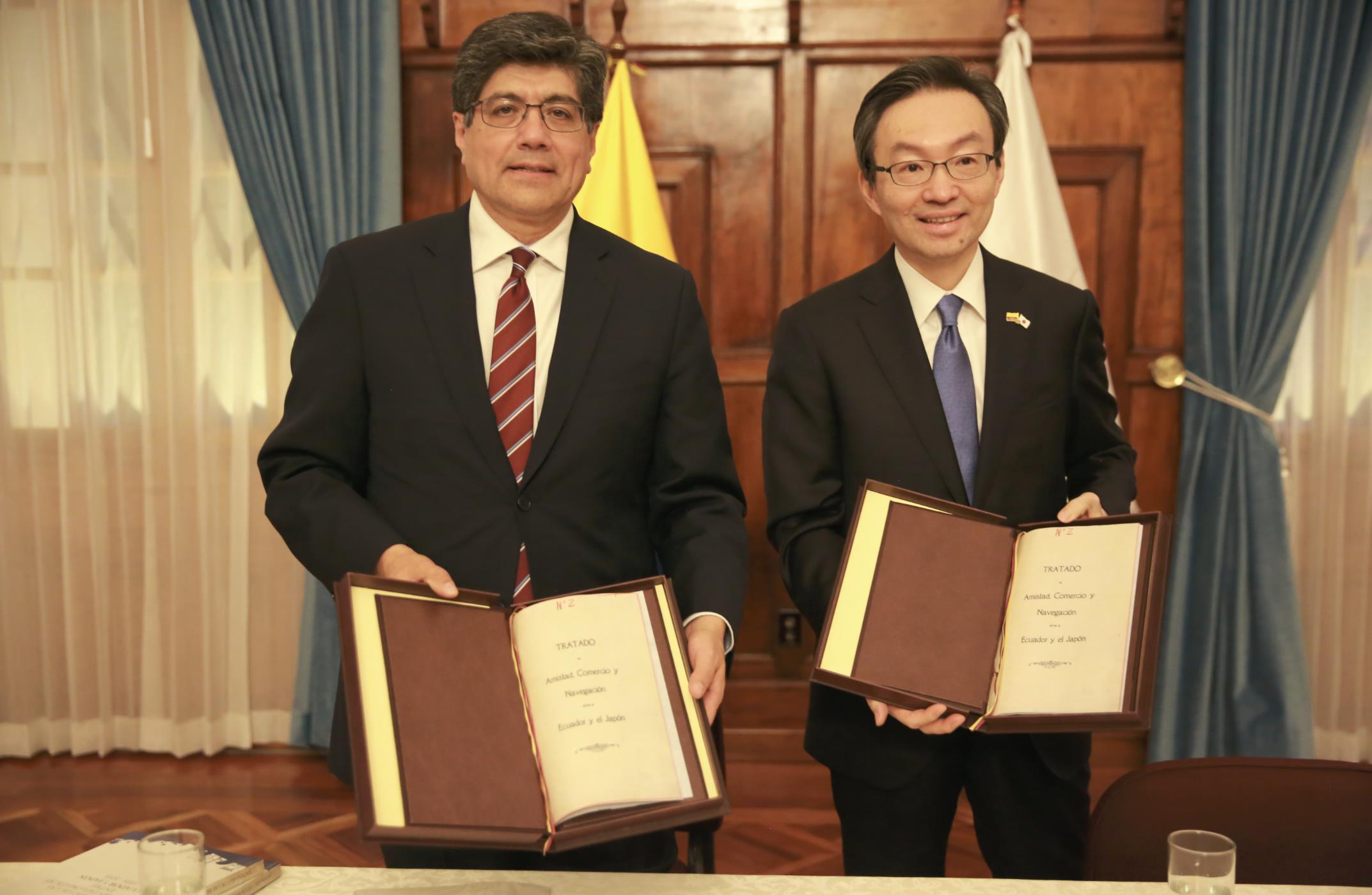 The Ministry of Foreign Affairs publishes a book that gathers the relevant events regarding the relations between Ecuador and Japan