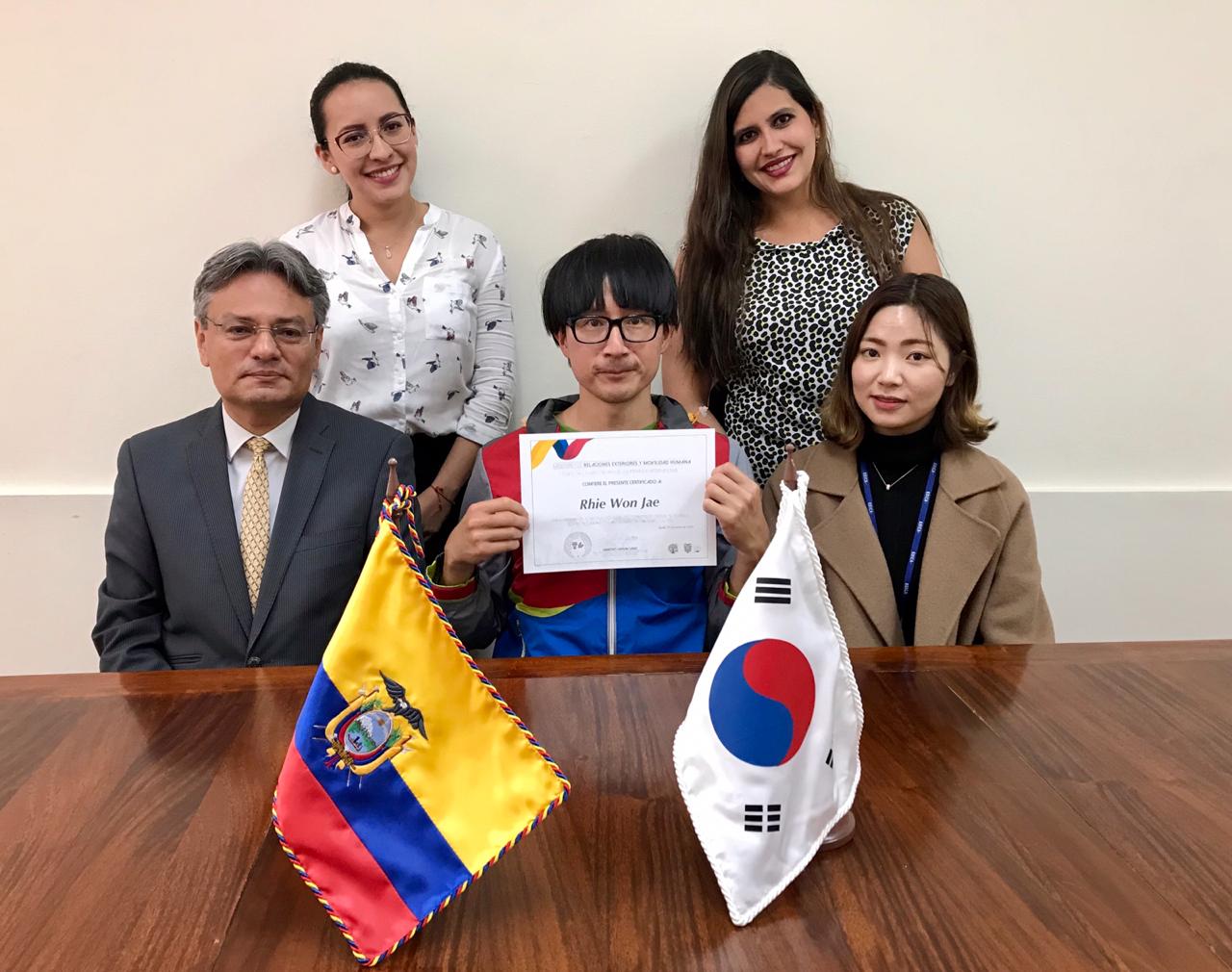 Cientos de estudiantes y docentes se benefician del voluntariado coreano